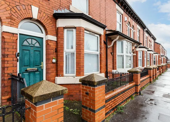Clayton House - Spacious Home Near Etihad Stadium